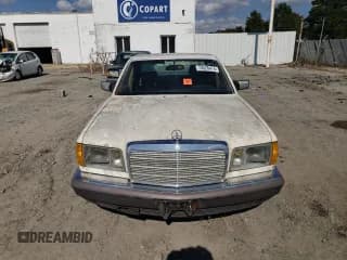 ✅ 1985 Mercedes-Benz 380 • VIN: WDBCA32C4FA167028 • Lot: 74528474. Wystawiony na Copart z przebiegiem 252 531 mil. Bezpłatny archiwum sprzedaży aukcyjnych z USA i szczegółowy raport historii pojazdu na DreamBid. Zdjęcie 5.