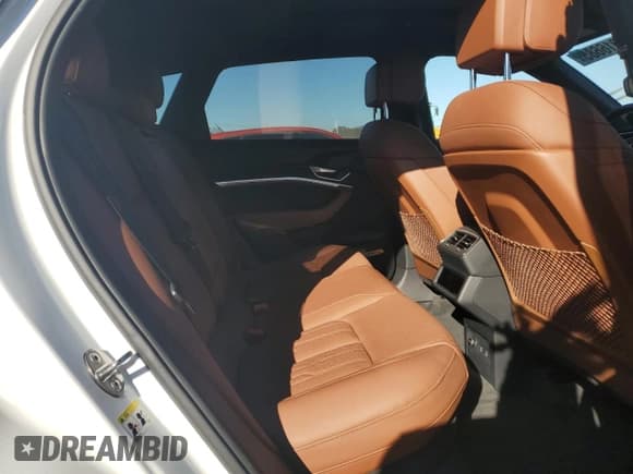 ✅ 2019 Audi e-tron Prestige • VIN: WA1VAAGE7KB025148 • Лот: 85916685. Опубликован ранее на Copart с пробегом 37 961 миль. Бесплатный доступ к архиву аукционных продаж из США и подробный отчёт об истории автомобиля на DreamBid. Изображение 11.