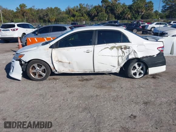 ✅ 2013 Toyota Corolla LE • VIN: 5YFBU4EE8DP202962 • Lot: 43701903. Wystawiony na IAAI z przebiegiem 124 248 mil. Bezpłatny archiwum sprzedaży aukcyjnych z USA i szczegółowy raport historii pojazdu na DreamBid. Zdjęcie 14.