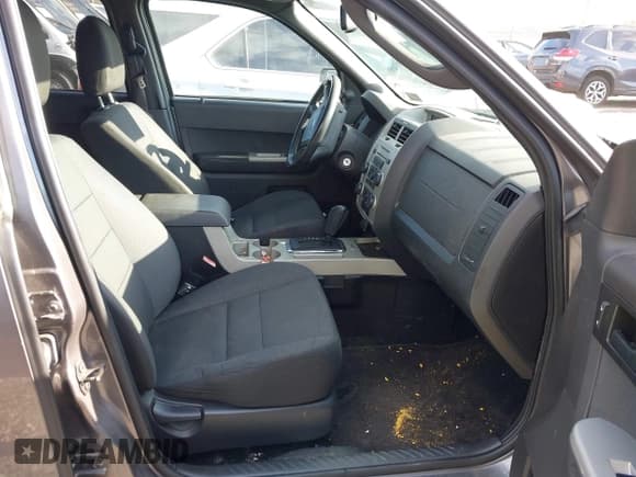 ✅ 2012 Ford Escape XLT • VIN: 1FMCU9DG5CKA47851 • Lot: 43590044. Wystawiony na IAAI z przebiegiem 241 806 mil. Bezpłatny archiwum sprzedaży aukcyjnych z USA i szczegółowy raport historii pojazdu na DreamBid. Zdjęcie 5.