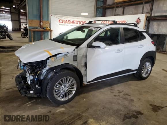 2021 Hyundai Kona SEL z VIN KM8K2CAAXMU630775, wystawiony jako Copart lot #64728335 z przebiegiem 46 632 mil mil oraz Szkoda całkowita • Salvage title. Historia ofert i sprzedaży dostępna na DreamBid. Obrazek 1.