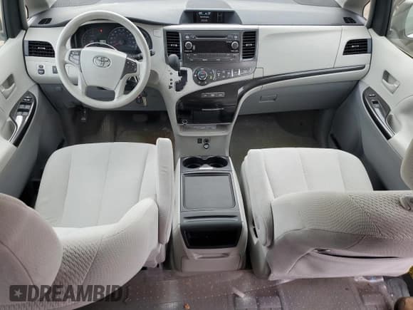 ✅ 2014 Toyota Sienna LE AAS • VIN: 5TDKK3DC6ES419869 • Lot: 86279295. Wystawiony na Copart z przebiegiem 86 406 mil. Bezpłatny archiwum sprzedaży aukcyjnych z USA i szczegółowy raport historii pojazdu na DreamBid. Zdjęcie 8.