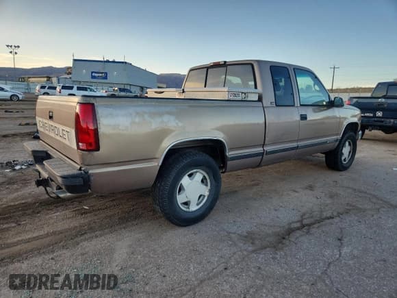 ✅ 1996 Chevrolet Silverado 1500 • VIN: 2GCEK19R5T1111160 • Лот: 92922815. Опубликован ранее на Copart с пробегом 386 454 миль. Бесплатный доступ к архиву аукционных продаж из США и подробный отчёт об истории автомобиля на DreamBid. Изображение 3.
