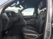 ✅ 2023 Jeep Wagoneer • VIN: 1C4SJVAP1PS559957 • Lot: 86875625. Wystawiony na Copart z przebiegiem 26 680 mil. Bezpłatny archiwum sprzedaży aukcyjnych z USA i szczegółowy raport historii pojazdu na DreamBid. Zdjęcie 7.