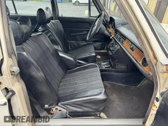 ✅ 1973 Mercedes-Benz 280 • VIN: 11406012019188 • Лот: 71908125. Опубликован ранее на Copart с пробегом 24 637 миль. Бесплатный доступ к архиву аукционных продаж из США и подробный отчёт об истории автомобиля на DreamBid. Изображение 5.
