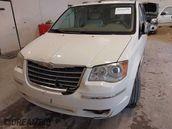 ✅ 2010 Chrysler Town & Country Limited • VIN: 2A4RR7DX3AR422262 • Lot: 42321224. Wystawiony na IAAI z przebiegiem 285 000 mil. Bezpłatny archiwum sprzedaży aukcyjnych z USA i szczegółowy raport historii pojazdu na DreamBid. Zdjęcie 6.