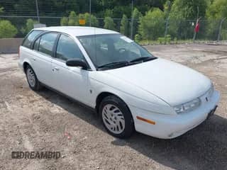1998 Saturn SW z VIN 1G8ZJ8277WZ175759, wystawiony jako IAAI lot #42736060 z przebiegiem 82 281 mil mil oraz . Historia ofert i sprzedaży dostępna na DreamBid. Obrazek 1.