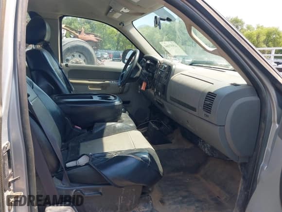 ✅ 2011 Chevrolet Silverado 2500HD • VIN: 1GB2KVCG0BZ409840 • Lot: 42557164. Wystawiony na IAAI z przebiegiem Nie podano. Bezpłatny archiwum sprzedaży aukcyjnych z USA i szczegółowy raport historii pojazdu na DreamBid. Zdjęcie 5.