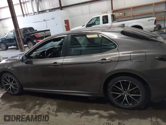 2021 Toyota Camry SE with VIN 4T1G11BK1MU040291, listed as a IAAI auction lot 42707325 with 39,267 mi miles and . Bid and sale history available at DreamBid. Image 14.