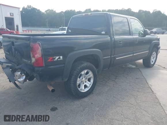 2004 Chevrolet Silverado 1500 Z71 z VIN 2GCEK13T741321958, wystawiony jako IAAI lot #43230757 z przebiegiem 328 395 mil mil oraz . Historia ofert i sprzedaży dostępna na DreamBid. Obrazek 4.