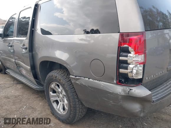 ✅ 2007 Chevrolet Suburban LT • VIN: 3GNFC16007G191138 • Lot: 41425886. Listed on IAAI with 150,250 mi. Free auction sales archive from the USA and detailed vehicle history report at DreamBid. Image 13.
