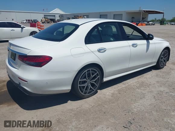 ✅ 2022 Mercedes-Benz E 350 • VIN: W1KZF8DB8NB049335 • Lot: 42796570. Wystawiony na IAAI z przebiegiem 39 328 mil. Bezpłatny archiwum sprzedaży aukcyjnych z USA i szczegółowy raport historii pojazdu na DreamBid. Zdjęcie 4.