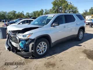 2021 Chevrolet Traverse LS z VIN 1GNEVFKW9MJ176757, wystawiony jako Copart lot #71772065 z przebiegiem 33 521 mil mil oraz Szkoda całkowita • Salvage title. Historia ofert i sprzedaży dostępna na DreamBid. Obrazek 1.