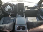 ✅ 2024 Ford Expedition Max Platinum • VIN: 1FMJK1M8XREA01138 • Lot: 68511705. Wystawiony na Copart z przebiegiem Nie podano. Bezpłatny archiwum sprzedaży aukcyjnych z USA i szczegółowy raport historii pojazdu na DreamBid. Zdjęcie 8.