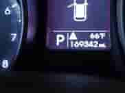 2015 Hyundai Santa Fe z VIN 5XYZTDLB4FG294735, wystawiony jako IAAI lot #43230960 z przebiegiem 169 342 mil mil oraz . Historia ofert i sprzedaży dostępna na DreamBid. Obrazek 16.