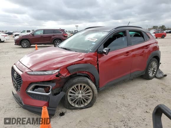 2020 Hyundai Kona SEL z VIN KM8K22AA9LU526593, wystawiony jako Copart lot #46575263 z przebiegiem 47 903 mil mil oraz . Historia ofert i sprzedaży dostępna na DreamBid. Obrazek 1.