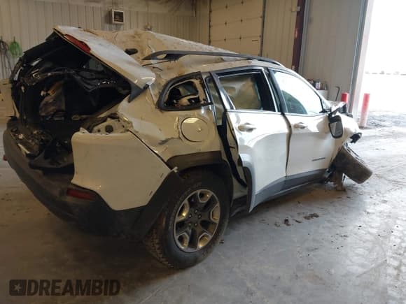 ✅ 2019 Jeep Cherokee Trailhawk • VIN: 1C4PJMBX1KD200300 • Lot: 41781465. Listed on IAAI with Not provided. Free auction sales archive from the USA and detailed vehicle history report at DreamBid. Image 4.