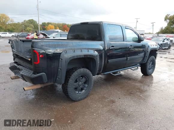 2011 Chevrolet Silverado 1500 LT z VIN 3GCPKSE3XBG180822, wystawiony jako IAAI lot #43439311 z przebiegiem 223 417 mil mil oraz . Historia ofert i sprzedaży dostępna na DreamBid. Obrazek 4.