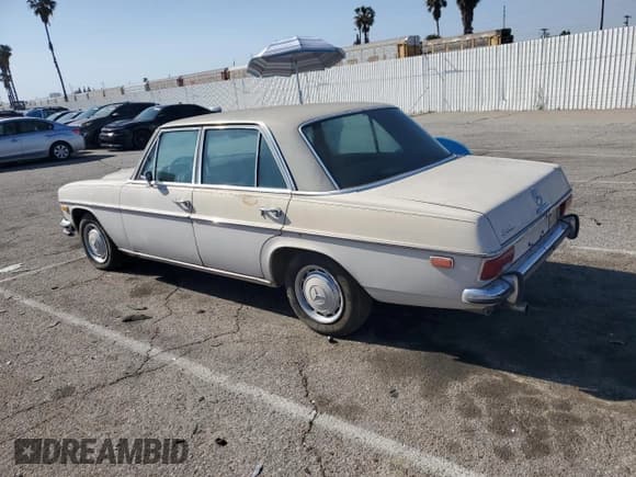 ✅ 1969 Mercedes-Benz 250 • VIN: 11401012026627 • Лот: 51791375. Опубликован ранее на Copart с пробегом 48 638 миль. Бесплатный доступ к архиву аукционных продаж из США и подробный отчёт об истории автомобиля на DreamBid. Изображение 2.