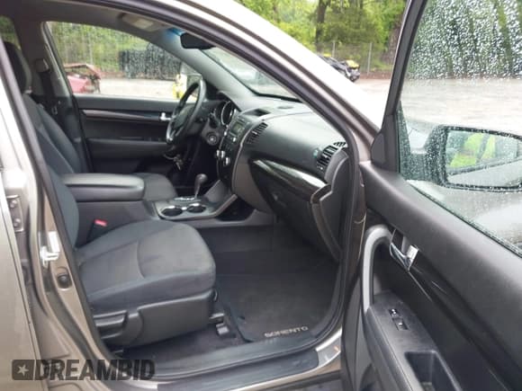 ✅ 2013 Kia Sorento LX • VIN: 5XYKT3A68DG386493 • Lot: 42102477. Listed on IAAI with 196,351 mi. Free auction sales archive from the USA and detailed vehicle history report at DreamBid. Image 5.