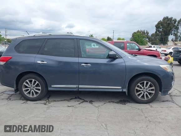 ✅ 2014 Nissan Pathfinder SV • VIN: 5N1AR2MM9EC625565 • Lot: 42137658. Listed on IAAI with 163,357 mi. Free auction sales archive from the USA and detailed vehicle history report at DreamBid. Image 13.