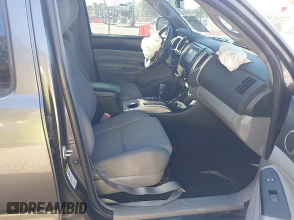 ✅ 2014 Toyota Tacoma • VIN: 3TMMU4FN6EM070283 • Lot: 43473536. Listed on IAAI with 124,458 mi. Free auction sales archive from the USA and detailed vehicle history report at DreamBid. Image 5.