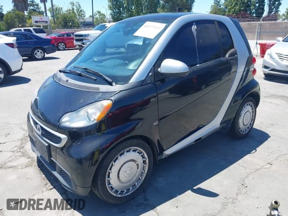 ✅ 2013 Smart fortwo Pure • VIN: WMEEJ3BA6DK676071 • Lot: 42677618. Wystawiony na IAAI z przebiegiem 191 709 mil. Bezpłatny archiwum sprzedaży aukcyjnych z USA i szczegółowy raport historii pojazdu na DreamBid. Zdjęcie 2.