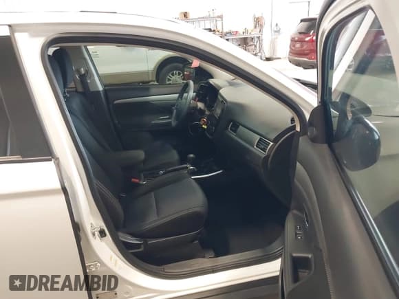 ✅ 2018 Mitsubishi Outlander ES • VIN: JA4AZ2A37JZ005752 • Lot: 43497059. Listed on IAAI with 63,459 mi. Free auction sales archive from the USA and detailed vehicle history report at DreamBid. Image 5.