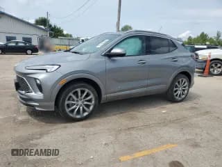 ✅ 2024 Buick Encore GX Avenir • VIN: KL4AMGSL2RB020805 • Lot: 68655135. Wystawiony na Copart z przebiegiem Nie podano. Bezpłatny archiwum sprzedaży aukcyjnych z USA i szczegółowy raport historii pojazdu na DreamBid. Zdjęcie 1.