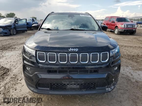 ✅ 2022 Jeep Compass Latitude • VIN: 3C4NJDBB4NT230062 • Lot: 81782845. Wystawiony na Copart z przebiegiem 23 854 mil. Bezpłatny archiwum sprzedaży aukcyjnych z USA i szczegółowy raport historii pojazdu na DreamBid. Zdjęcie 5.