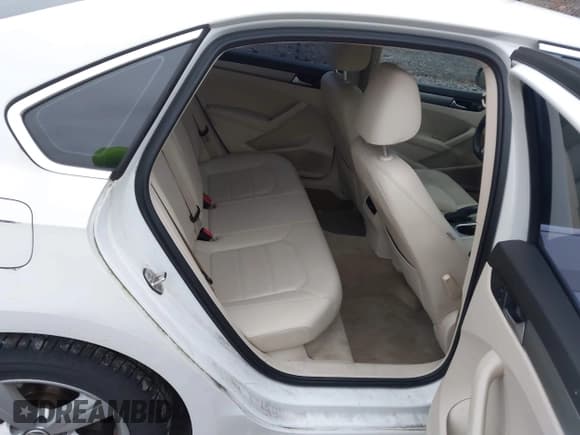 ✅ 2015 Volkswagen Passat SE • VIN: 1VWBT7A31FC094430 • Lot: 43757096. Wystawiony na IAAI z przebiegiem 122 679 mil. Bezpłatny archiwum sprzedaży aukcyjnych z USA i szczegółowy raport historii pojazdu na DreamBid. Zdjęcie 8.