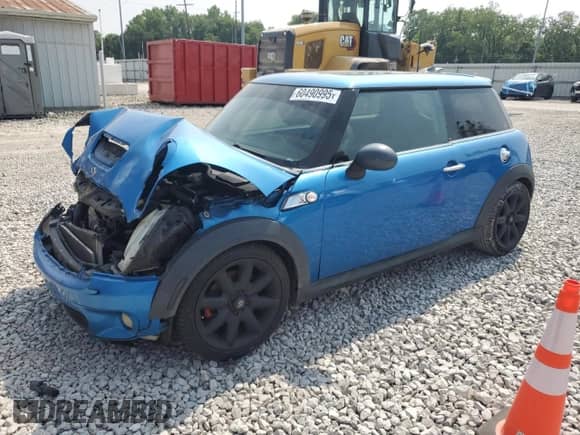 2007 MINI Hardtop S with VIN WMWMF73547TT84449, listed as a Copart auction lot 60490995 with 157,602 mi miles and Salvage title. Bid and sale history available at DreamBid. Image 1.