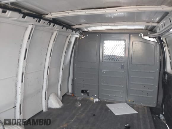 ✅ 2013 Chevrolet Express Cargo • VIN: 1GCSGAFX1D1146809 • Lot: 43018191. Wystawiony na IAAI z przebiegiem 233 190 mil. Bezpłatny archiwum sprzedaży aukcyjnych z USA i szczegółowy raport historii pojazdu na DreamBid. Zdjęcie 8.