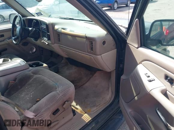 ✅ 2001 Chevrolet Suburban LT • VIN: 3GNEC16T01G230372 • Lot: 43638238. Wystawiony na IAAI z przebiegiem 237 639 mil. Bezpłatny archiwum sprzedaży aukcyjnych z USA i szczegółowy raport historii pojazdu na DreamBid. Zdjęcie 5.