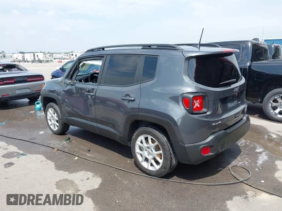 ✅ 2023 Jeep Renegade Latitude • VIN: ZACNJDB12PPP60786 • Lot: 42414781. Wystawiony na IAAI z przebiegiem 61 473 mil. Bezpłatny archiwum sprzedaży aukcyjnych z USA i szczegółowy raport historii pojazdu na DreamBid. Zdjęcie 3.
