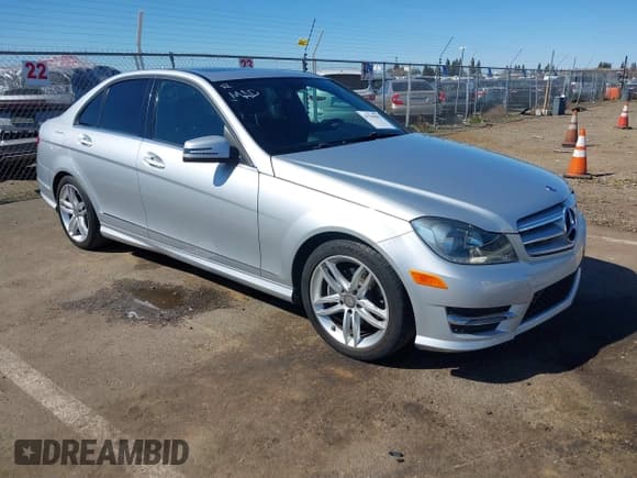✅ 2013 Mercedes-Benz C 250 Sport • VIN: WDDGF4HB9DA873732 • Lot: 41755981. Wystawiony na IAAI z przebiegiem 82 181 mil. Bezpłatny archiwum sprzedaży aukcyjnych z USA i szczegółowy raport historii pojazdu na DreamBid. Zdjęcie 1.