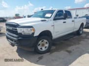✅ 2021 Ram 2500 Tradesman • VIN: 3C6UR5HJ7MG597531 • Lot: 42984126. Wystawiony na IAAI z przebiegiem 101 045 mil. Bezpłatny archiwum sprzedaży aukcyjnych z USA i szczegółowy raport historii pojazdu na DreamBid. Zdjęcie 2.