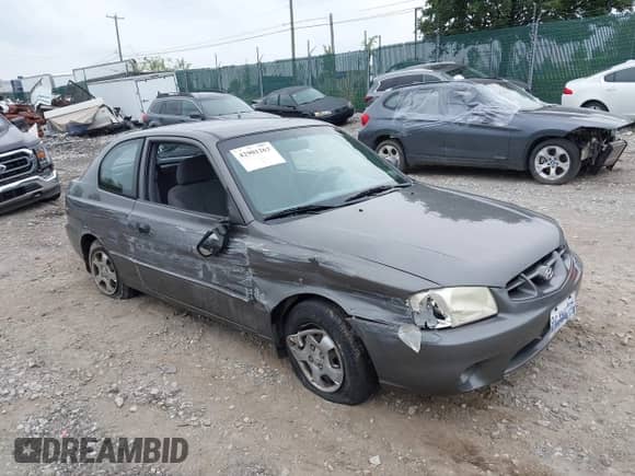 2001 Hyundai Accent GS z VIN KMHCG35CX1U084668, wystawiony jako IAAI lot #42901263 z przebiegiem 129 889 mil mil oraz . Historia ofert i sprzedaży dostępna na DreamBid. Obrazek 1.