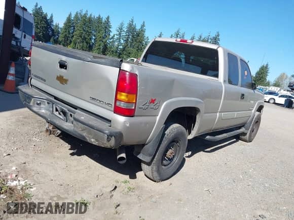 2004 Chevrolet Silverado 2500HD LS with VIN 1GCHK29294E264047, listed as a IAAI auction lot 43403009 with 138,810 mi miles and . Bid and sale history available at DreamBid. Image 4.