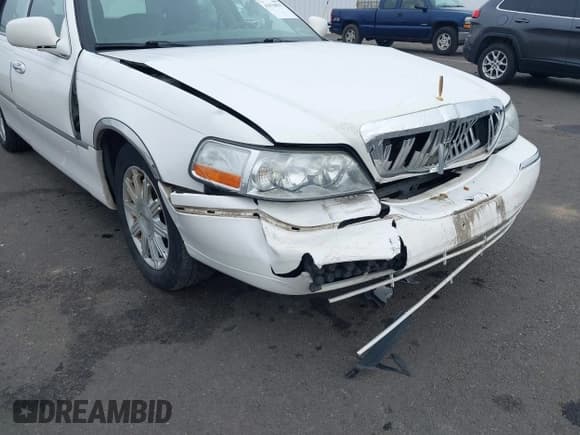 ✅ 2010 Lincoln Town Car Signature Limited • VIN: 2LNBL8CV7AX616671 • Lot: 43570037. Wystawiony na IAAI z przebiegiem 134 132 mil. Bezpłatny archiwum sprzedaży aukcyjnych z USA i szczegółowy raport historii pojazdu na DreamBid. Zdjęcie 6.