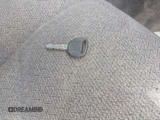 2006 Chevrolet Silverado 2500HD z VIN 1GBHK24U36E151890, wystawiony jako IAAI lot #43035780 z przebiegiem 302 003 mil mil oraz . Historia ofert i sprzedaży dostępna na DreamBid. Obrazek 6.