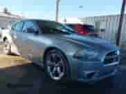2013 Dodge Charger SXT z VIN 2C3CDXHG0DH725745, wystawiony jako IAAI lot #43466038 z przebiegiem 105 591 mil mil oraz . Historia ofert i sprzedaży dostępna na DreamBid. Obrazek 1.