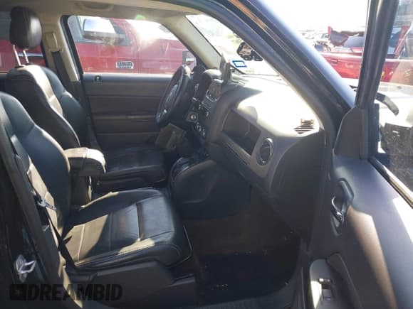 ✅ 2016 Jeep Patriot High Altitude • VIN: 1C4NJRFB1GD654685 • Lot: 43125067. Wystawiony na IAAI z przebiegiem 159 620 mil. Bezpłatny archiwum sprzedaży aukcyjnych z USA i szczegółowy raport historii pojazdu na DreamBid. Zdjęcie 5.