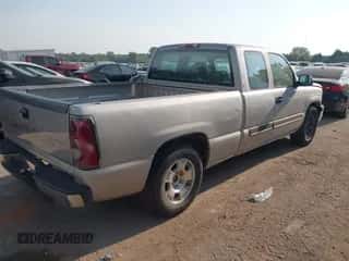 2004 Chevrolet Silverado 1500 LS z VIN 2GCEC19V641328647, wystawiony jako IAAI lot #43223352 z przebiegiem 18 790 mil mil oraz . Historia ofert i sprzedaży dostępna na DreamBid. Obrazek 4.