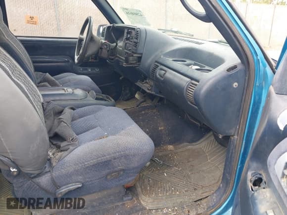 ✅ 1995 GMC Sierra 2500 • VIN: 1GTGK29N0SE529618 • Лот: 42804616. Опубликован ранее на IAAI с пробегом 185 055 миль. Бесплатный доступ к архиву аукционных продаж из США и подробный отчёт об истории автомобиля на DreamBid. Изображение 5.