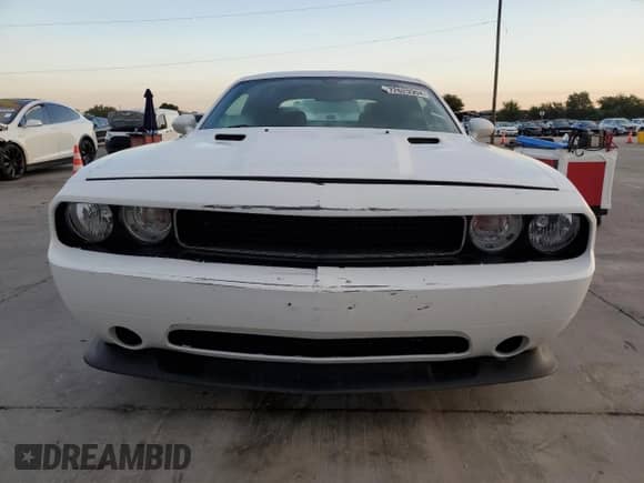 2014 Dodge Challenger SXT z VIN 2C3CDYAG0EH101106, wystawiony jako Copart lot #72629304 z przebiegiem 108 449 mil mil oraz Szkoda całkowita • Salvage title. Historia ofert i sprzedaży dostępna na DreamBid. Obrazek 5.