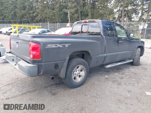 2008 Dodge Dakota z VIN 1D7HW32KX8S560888, wystawiony jako IAAI lot #42025097 z przebiegiem 46 639 mil mil oraz . Historia ofert i sprzedaży dostępna na DreamBid. Obrazek 4.