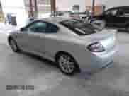 2008 Hyundai Tiburon GS z VIN KMHHM66DX8U296083, wystawiony jako IAAI lot #42611611 z przebiegiem 164 438 mil mil oraz . Historia ofert i sprzedaży dostępna na DreamBid. Obrazek 3.