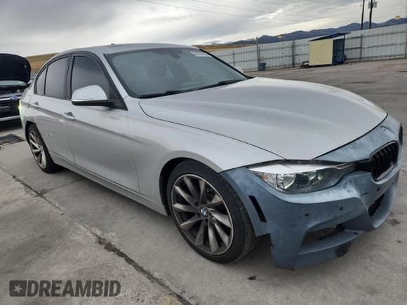 ✅ 2016 BMW 3 Series 320i xDrive • VIN: WBA8A3C54GK551522 • Lot: 86599565. Wystawiony na Copart z przebiegiem 96 368 mil. Bezpłatny archiwum sprzedaży aukcyjnych z USA i szczegółowy raport historii pojazdu na DreamBid. Zdjęcie 4.