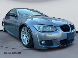 ✅ 2011 BMW 3 Series 335i xDrive • VIN: WBAKF9C54BE620159 • Лот: 84699335. Опубликован ранее на Copart с пробегом 100 525 миль. Бесплатный доступ к архиву аукционных продаж из США и подробный отчёт об истории автомобиля на DreamBid. Изображение 1.